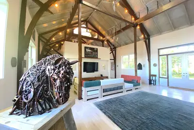 Image de The Playhouse: 7, 000 Sq Ft of Berkshires Modern Luxury & History