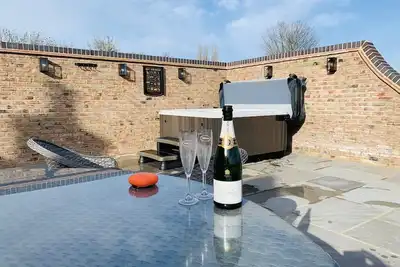 Image de Morgan Cottage at 'This Is Not Here' With Hot Tub