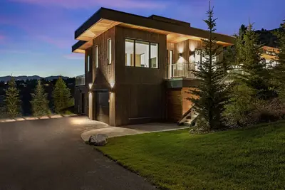 Image de 5 & 15 min drives to ski areas! 1m to town. Sleeps 6; hot tub, grill, fireplace.