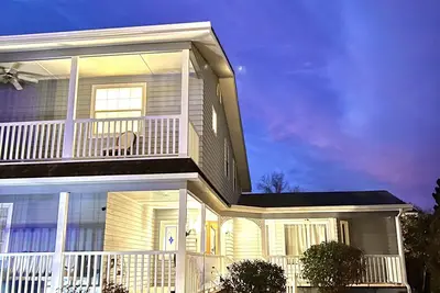 Image de 6 Bedrooms + 6 Bathrooms + 3 Dining + 2 Living Room + 2 Porch + 6+ Parking space