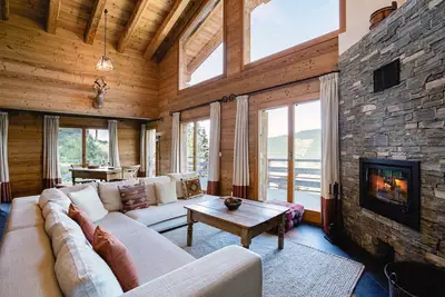 Image de Authentic Swiss Spa Chalet Nesoya | Jacuzzi & Sauna