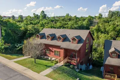 Image de Spacious Family Retreat - Cedar Cabin just Minutes from Attractions!