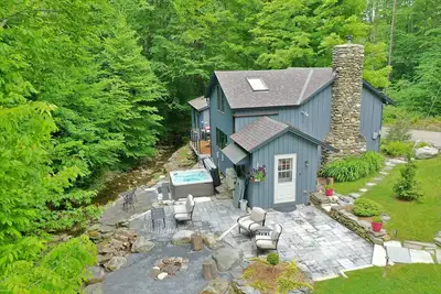 Image de Creekside Camp. No Cleaning Fee. Relax in the Hot Tub Creekside - Vermont Style