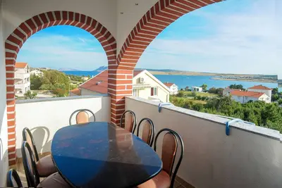 Image de Appartement de quatre chambres avec la terrasse et la vue sur le mer Caska, Pag (A-3085-d)