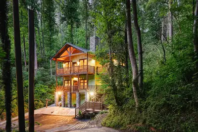 Image de Newly-Built Luxury Chalet w/ Hot Tub & Free Attraction Tickets- Walk to Downtown