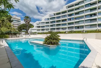 Image de Studio Moderne avec Vue sur Piscine avec Parking privé.