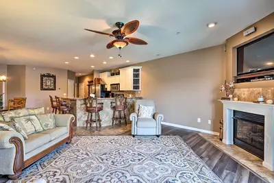 Image de Lakefront Balcony + Pool Access: Camdenton Condo