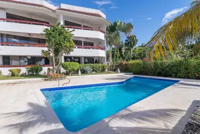 Image de 2bd beachfront condo with lovely sea views, steps from shops\/bars\/restaurants!