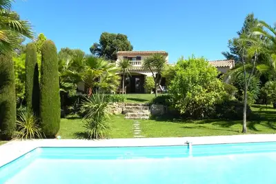 Image de Belle villa avec piscine dans de superbes jardins privés, sur le domaine privé