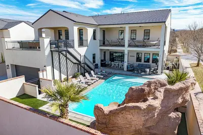 Image de 5 Suites, Private Pool, 2 Hot Tubs for 19, 2 Fire Pits, 2 Fridges Sleeps 30