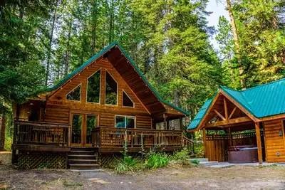 Image de Elegant, secluded home with a wood deck, gas grill, & private hot tub