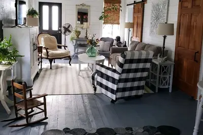 Charming cottage within walking distance to downtown waterfront