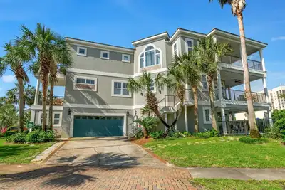 Image de Easy Walk to Private Beach! Views, Balconies, Pool, Chef Ready