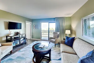 Image de Lighthouse Point 15a | 1st Floor Beachfront Spot!