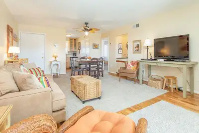 Image de Lighthouse Point 4b | Lighthouse + Pool Views!