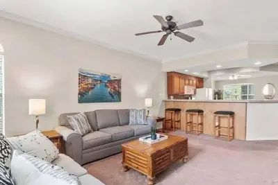 Image de Golf-front Branson condo • Sleeps 6 • Pool access