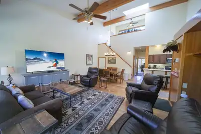 Image de Updated w/Deck, Shuttle, Pool, Hot Tub