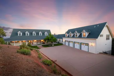 Image de Sierra Estate Retreat Mansion near Dodge Ridge Ski Resort. Better than Tahoe