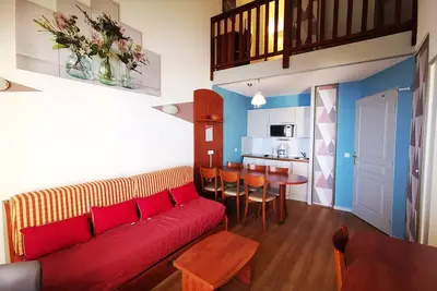 Duplex 7 Pers avec Piscine Couverte, Fitness et Parking, à 400m des Pistes et Proche Centre