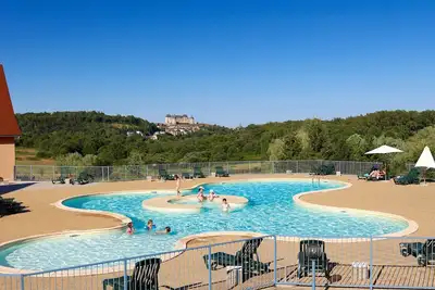 Image de Les Sources \"Pink Lady\" terrasse Vip, Spa, piscine, étang de pêche, aire de jeu.