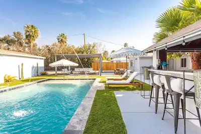 Peacock Paradise: Pool, Firepit, Near Airport