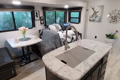 Image de Updated! Luxury Lake Travis Rv