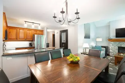 Image de Upgraded Mountainside 3br Th Ski-in, w/Private Ht