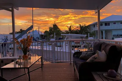 Image de Boater's Paradise! Enjoy the sunsets from your covered patio. . .