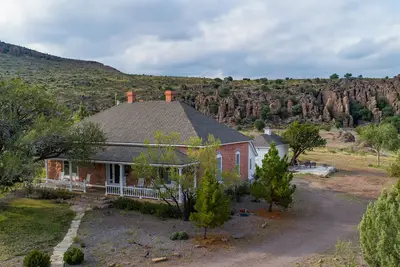 Image de Historic Home Fort Davis, Tx in the boulders.