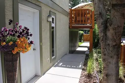 Image de 2 Bedroom 1. 5 Bathroom Private Suite Banff Ab - Wolf Den Bed & Breakfast Suite A
