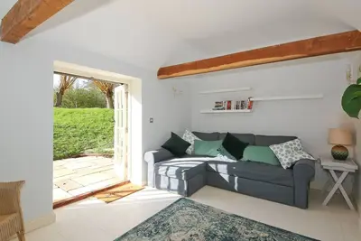 Image de Charming garden apartment in wild Sussex countryside, yet close to villages, pubs & Tunbridge Wells