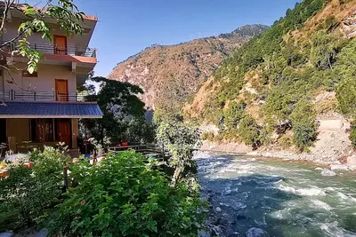 Image de Tirthan Grand Riverside : A Riverside Holiday Home