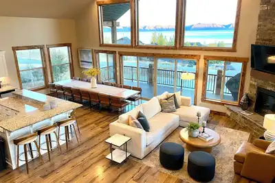 Image de Luxury lakeview house with hot tub, pools, pickleball, b-ball and private beach!