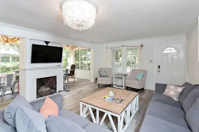 Image de Home located within walking distance to the beach.