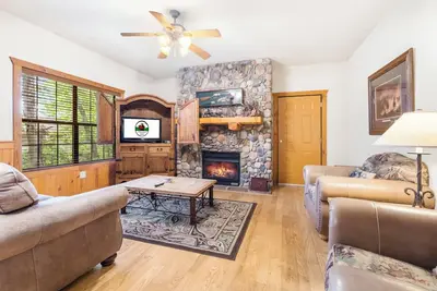 Image de Rustic Walk-in Cabin with Fireplace - Short Drive from Everything Branson!