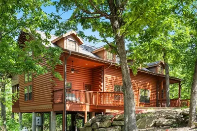 Image de Roomy 2br+Loft Walk-in Cabin near Shows, Shopping, and Dining!