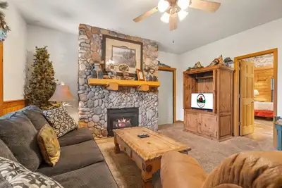 Image de Country-Rustic 2br+Loft Log Cabin - Only Minutes from Shows & Attractions!