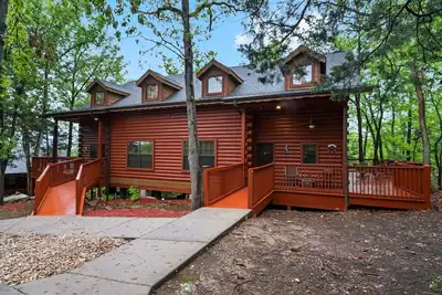 Image de Rustic, Spacious Cedar Log Cabin near Branson's Famous 76 Strip!
