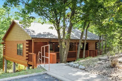 Image de Fishing Themed Retreat for Two - King Bed Cabin with Fireplace & Jacuzzi Tub