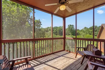 Image de Great Family Cedar Cabin with Fireplace & Screened Deck just Minutes from Shows!