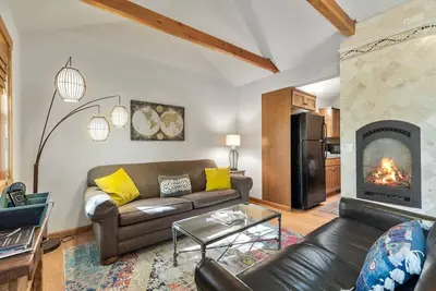 Image de Georgia Cottage Lindy | Old Bend pet (dog) friendly walk everywhere!