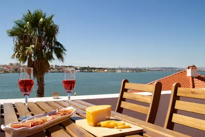 Image de Loft avec terrasse et vue fleuve à Seixal. Climatisation. Idéal pour 2 personnes.