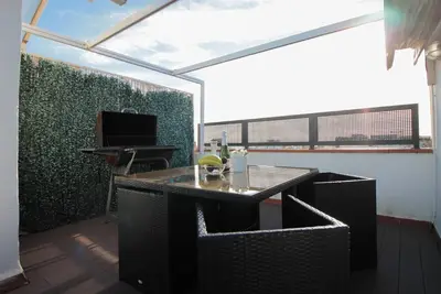 Image de Duplex lumineux, composé de deux appartements reliés (deux chambres + studio) pouvant accueillir 5 personnes.