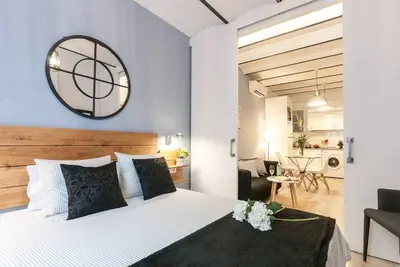 Image de Élégant et confortable, cet appartement de deux chambres est situé au cœur de la ville.