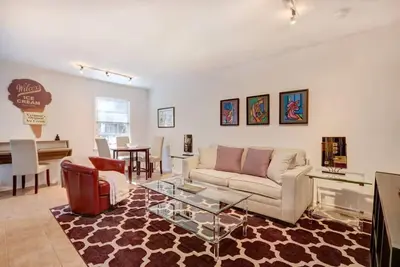 Fresh Cozy Apartment on Jones Street- Free Parking
