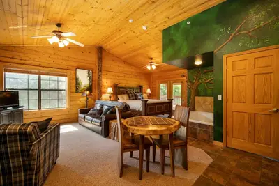 Image de Cozy-up in a Cabin for Two! Fireplace, Whirlpool Tub & Private Balcony