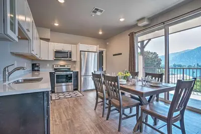 Image de Lake Chelan Condo w/ Resort Pool & Hot Tub!