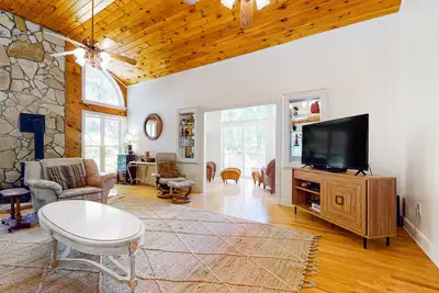 Image de Fun getaway on three wooded acres with furnished deck & forest views