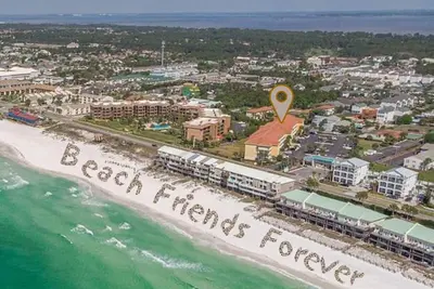 Image de Beach Friends Forever Destin, right across from the beach, with Pickleball!