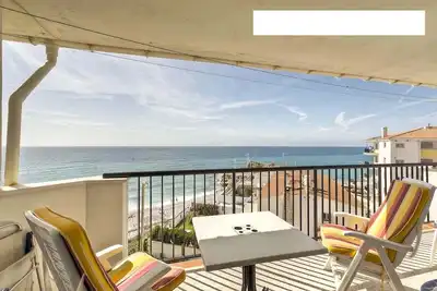 Image de Magnificent apartment on the beachfront facing the sea.